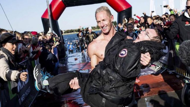 Sein Bruder ist gelähmt, doch er beweist mit dieser Aktion die unerschütterliche Geschwisterliebe